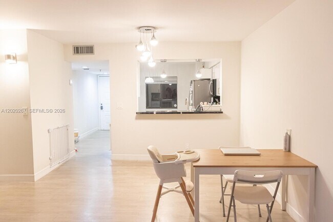 Foto del edificio - 2200 S Cypress Bend Dr