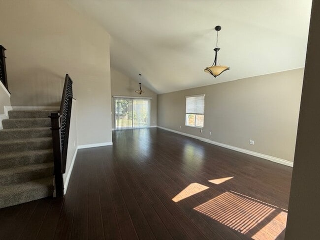 Foto del edificio - White Picket Fence Home in Irvine
