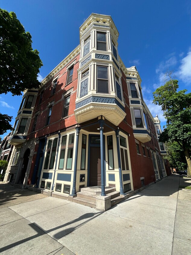 Foto principal - 2856 N Racine Ave