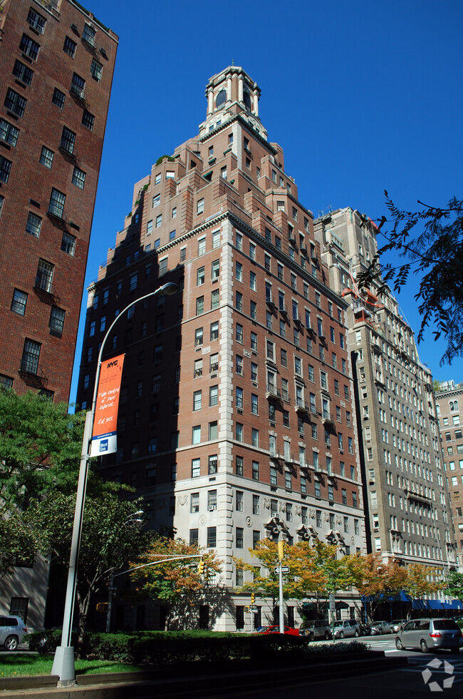 Viewed from the southeast - 778 Park Ave