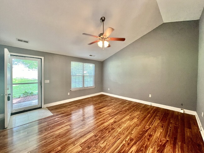Building Photo - CONVENIENT LOCATION with fenced back yard