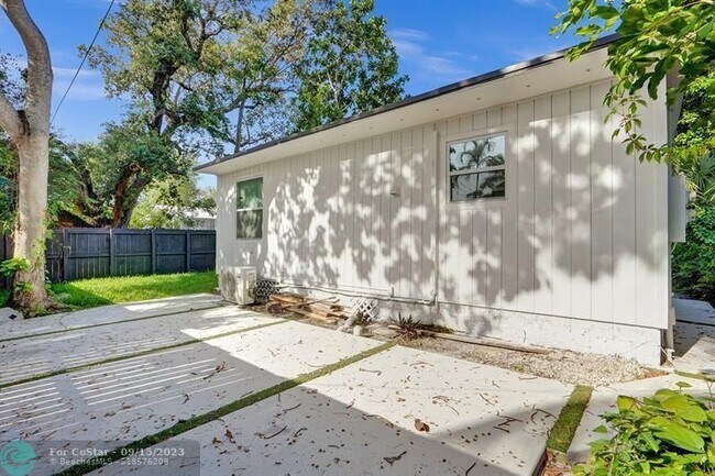 Building Photo - 615 SW 14th Ave