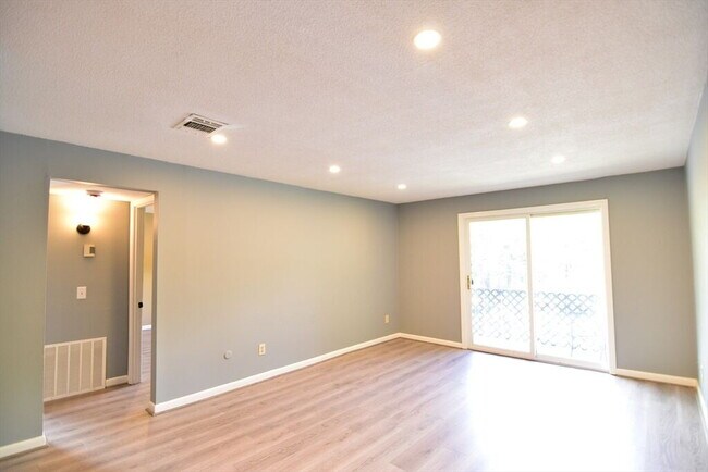Foto del edificio - Great, updated condo with ton's of amenities!