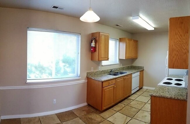 Foto del edificio - SUPER CUTE 2 Bed 1 bath BRENTWOOD CONDO in...