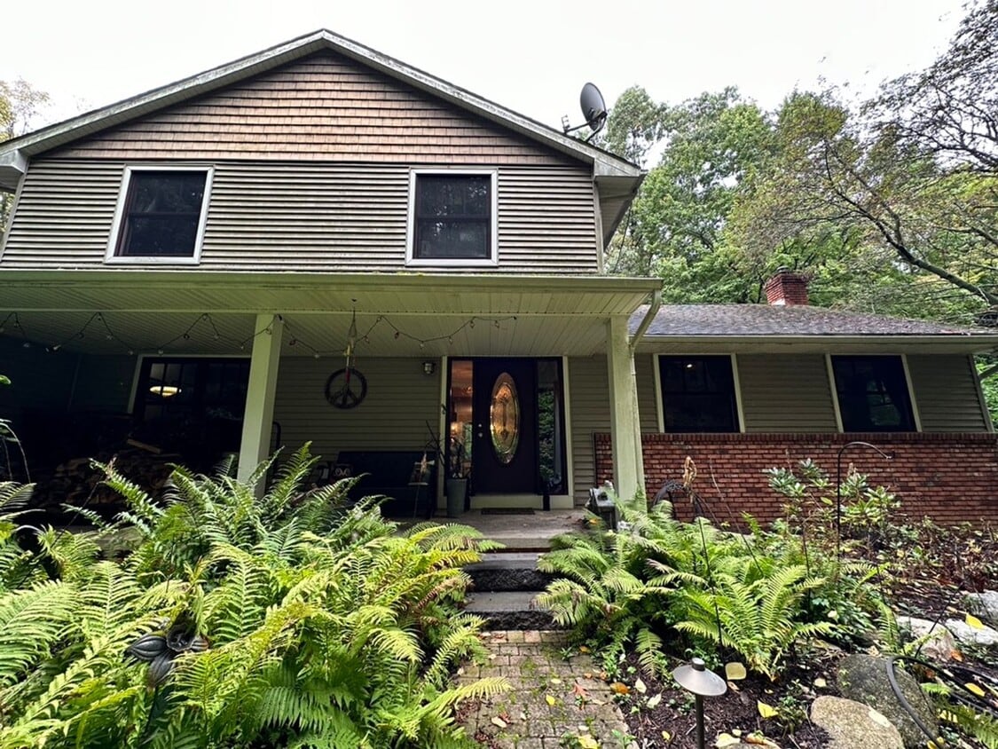 Dream Home in Highland, Michigan: Your Private Oasis on 5 Wooded Acres - Dream Home in Highland, Michigan: Your Private Oasis on 5 Wooded Acres