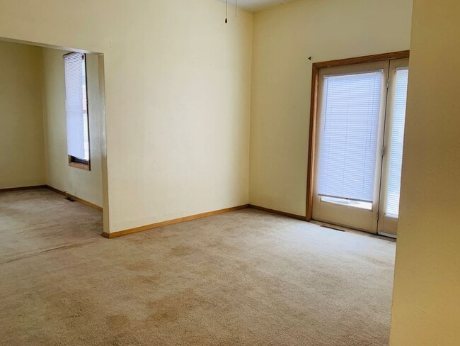 Building Photo - 801 E 6th- 4 bedroom house
