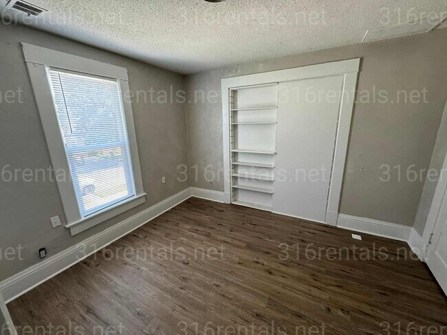 Building Photo - $799 - 2 bedroom/ 1 bathroom - Duplex