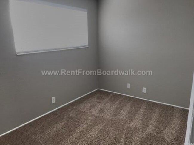 Foto del edificio - 768 N Redwood Rd
