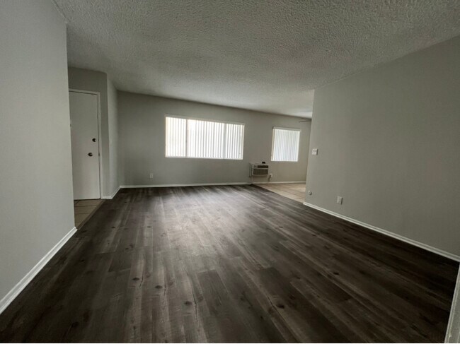 Building Photo - 435 N Serrano Ave