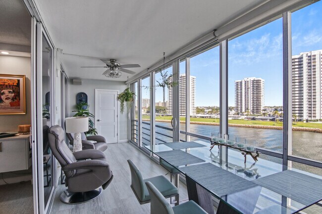 Foto del edificio - 44 Yacht Club Dr