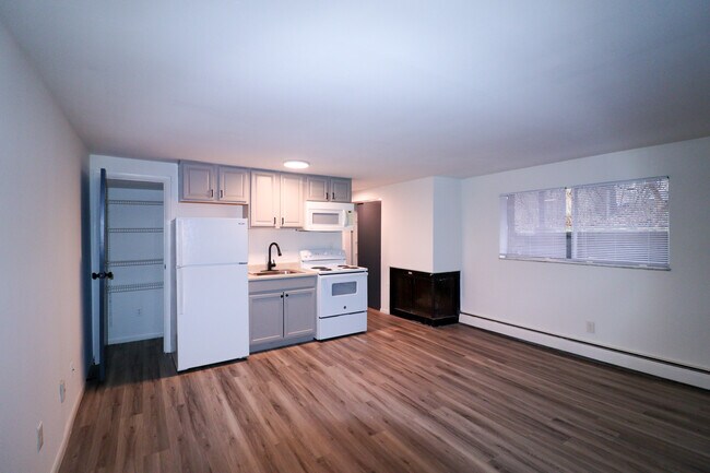 Building Photo - 6115-6126 Plymouth Avenue