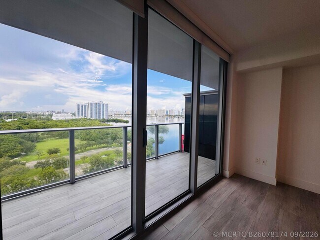 Foto del edificio - 16385 Biscayne Blvd