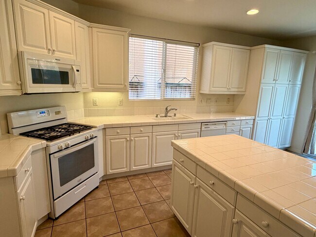 Foto del edificio - Beautiful 4bd 2.5ba  Murrieta Home with large yard!