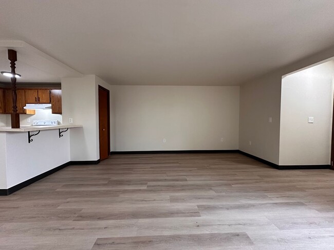 Foto del edificio - Recently Renovated 1 Bedroom 1 Bath Lower Apartment W/Garage!
