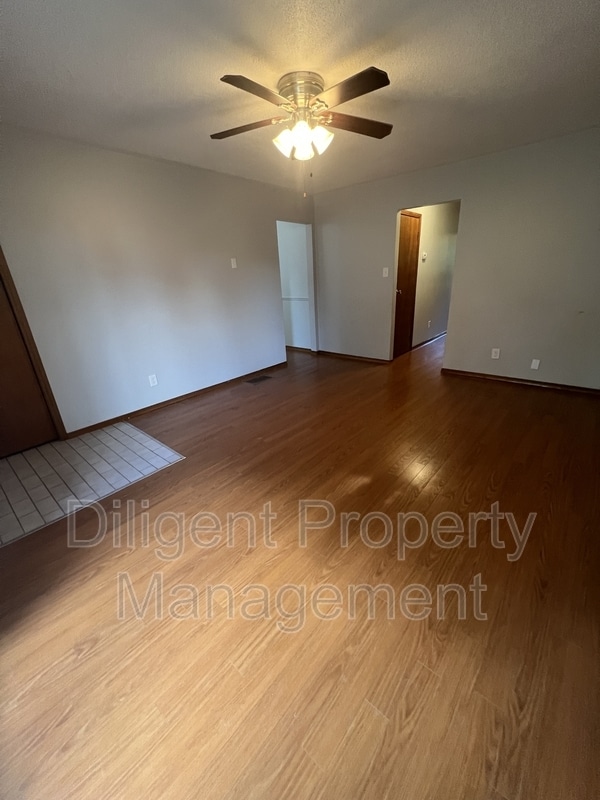 Building Photo - 926 Dainard Dr