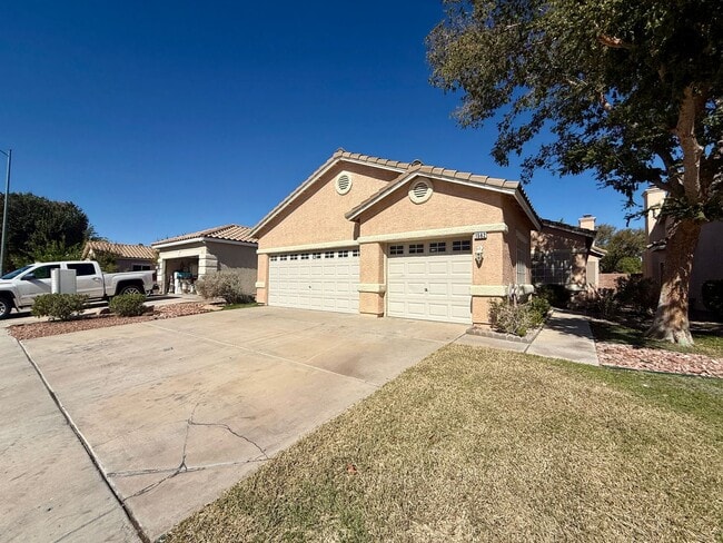 Foto del edificio - Beautiful open concept remodeled 3 bedroom...