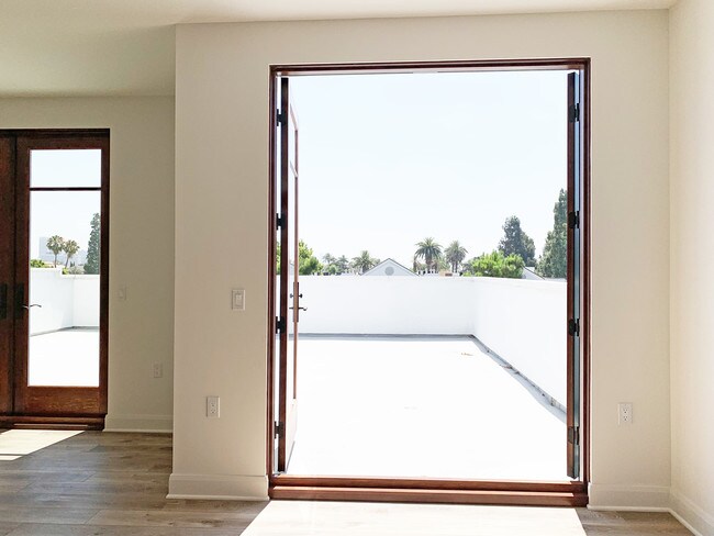 Building Photo - 859 S Lucerne Blvd