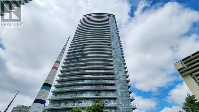 Building Photo - 70 Forest Manor Rd