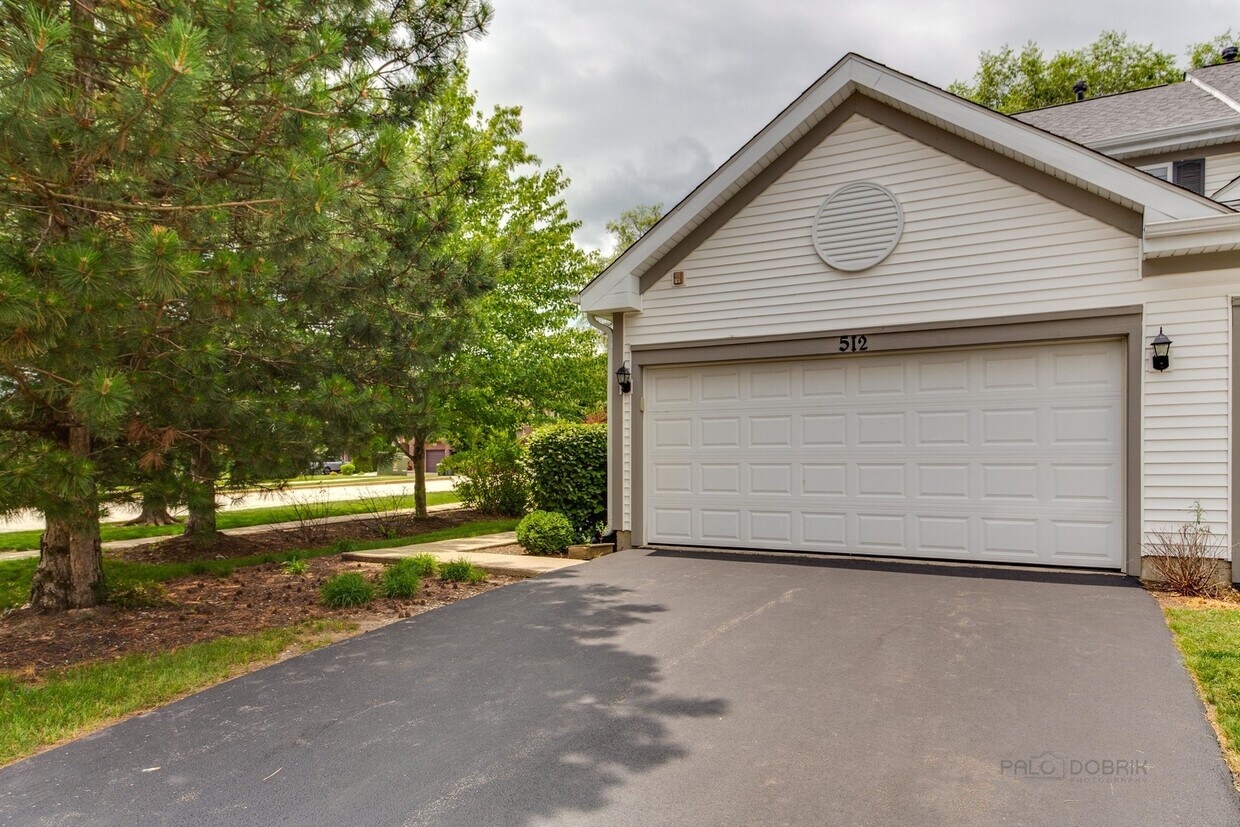 512 Jennifer Cir, Mundelein, IL 60060 Townhome Rentals in Mundelein