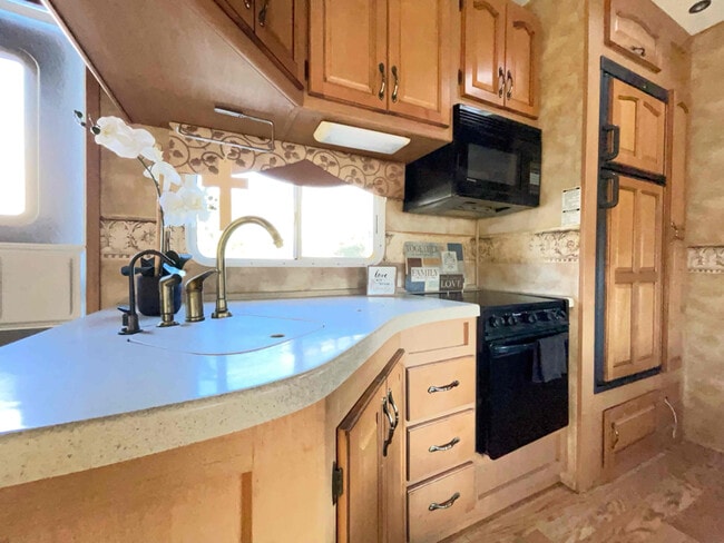 Building Photo - 210 San Antonio Cir
