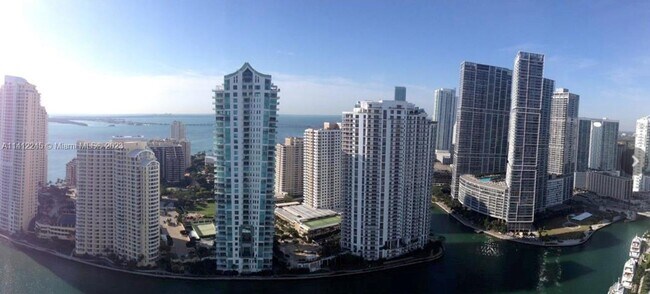 Foto del edificio - 325 S Biscayne Blvd