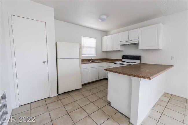 Kitchen with granite countertops - 832 Held Rd