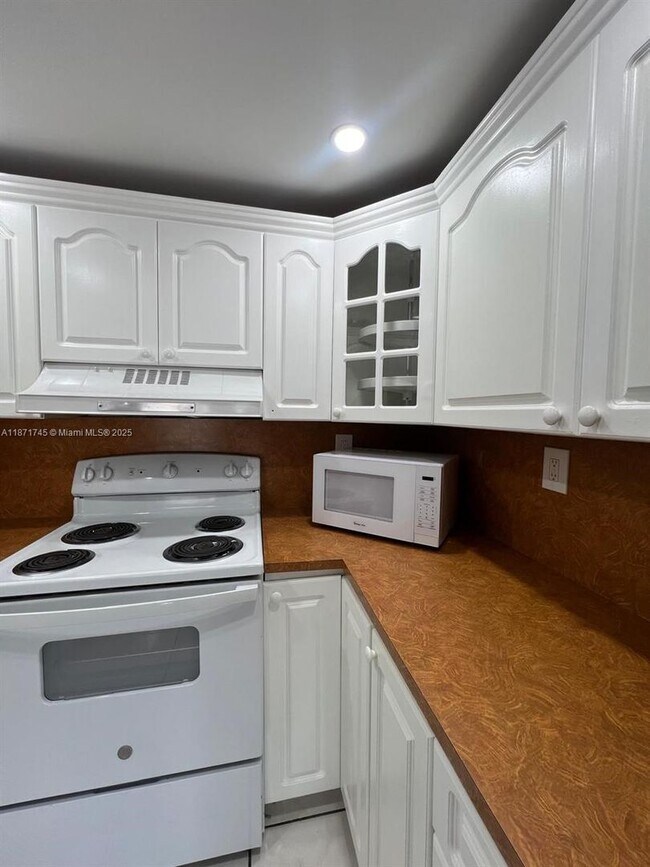 Foto del edificio - 526 NW 99th Ct