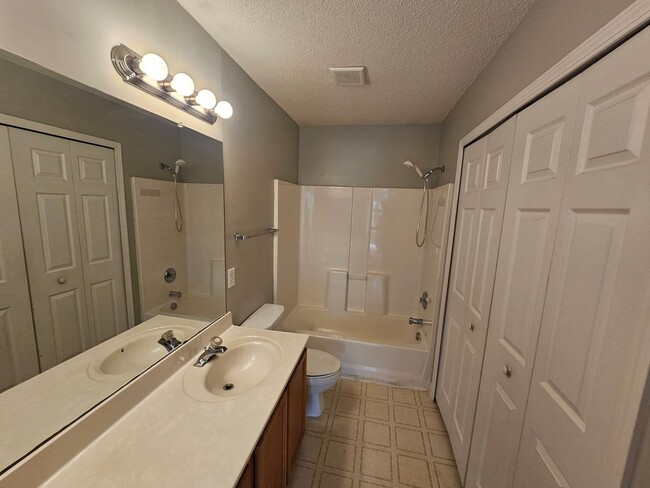 Building Photo - Spacous End-unit townhome in University