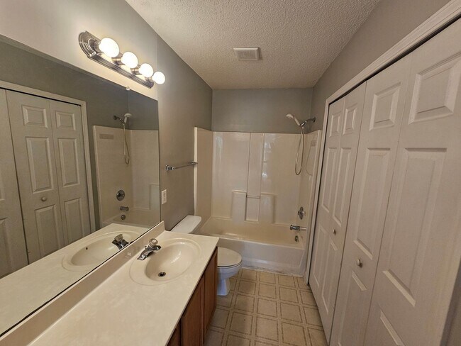 Foto del edificio - Spacous End-unit townhome in University