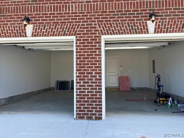 Building Photo - 8132 Carriage Homes Dr
