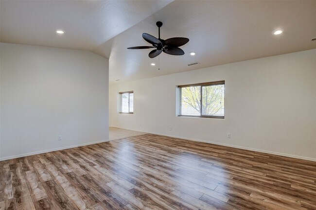 Building Photo - 3 bedroom 2 bathroom ranch style home in C...