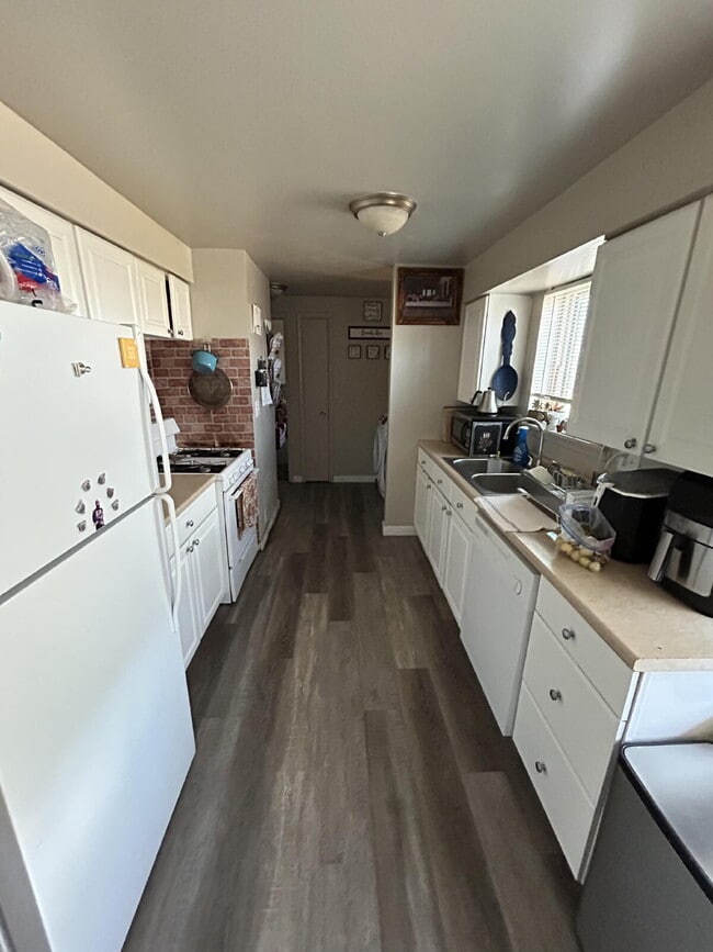 Building Photo - "Charming 2-Bed Oasis with 900 Sq Ft of Comfort in Washington Terrace!"