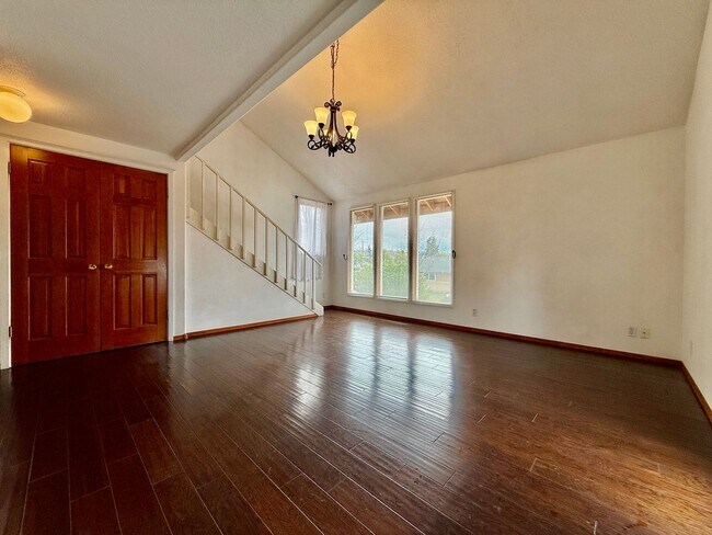 Foto del edificio - SCHEDULE A SHOWING TODAY TO VIEW THIS CHARMING APRATMENT IN PRINEVILLE!!