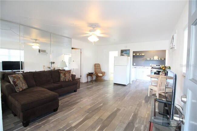 Building Photo - 13017 PELICAN Ln