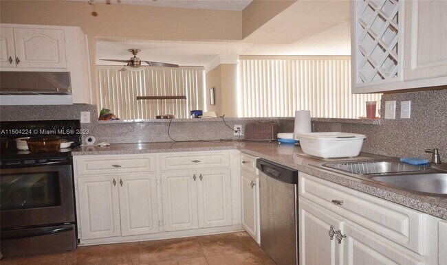 Building Photo - 1000 Parkview Dr