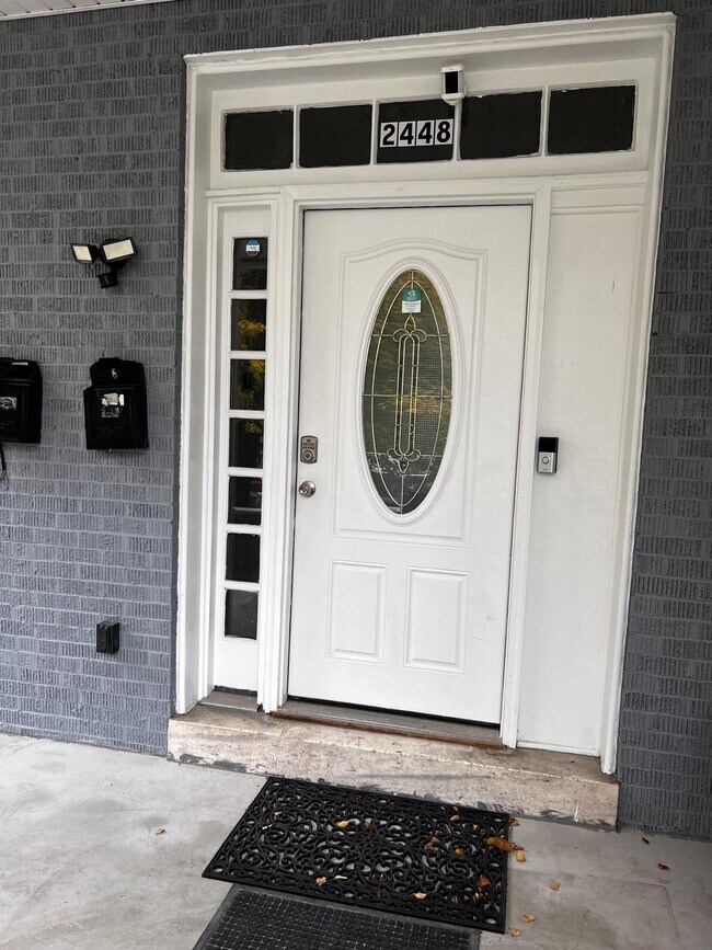 Entrada principal: porche nuevo, escaleras y valla de privacidad con puerta. - 2448 Lakeview Ave