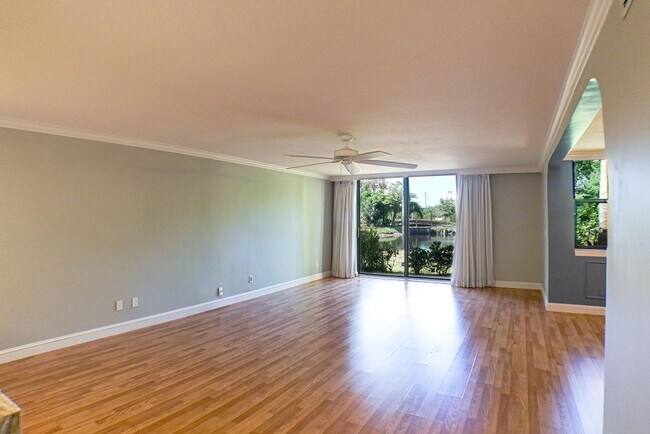 Foto del edificio - RARE ON MARKET , 2+den 2 1/2 bath overview...