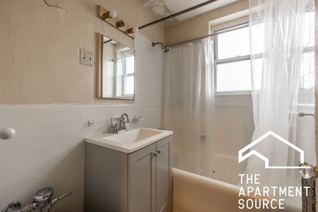 Building Photo - 6928 N Greenview Ave