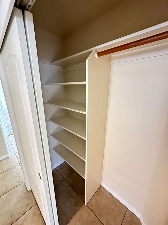 Foto del edificio - Charming 3-Bed, 2-Bath Home for Rent in Bakersfield, CA!