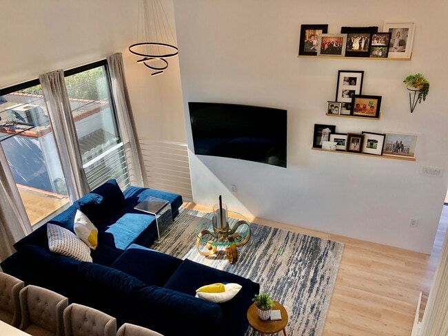 Vista desde la sala de estar - 1282 S Cloverdale Ave