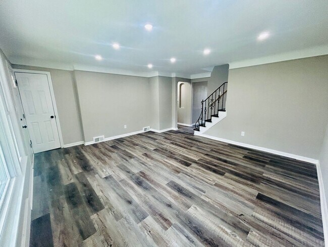 Building Photo - Great South Green home!