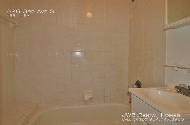 Building Photo - 926 3rd Ave S