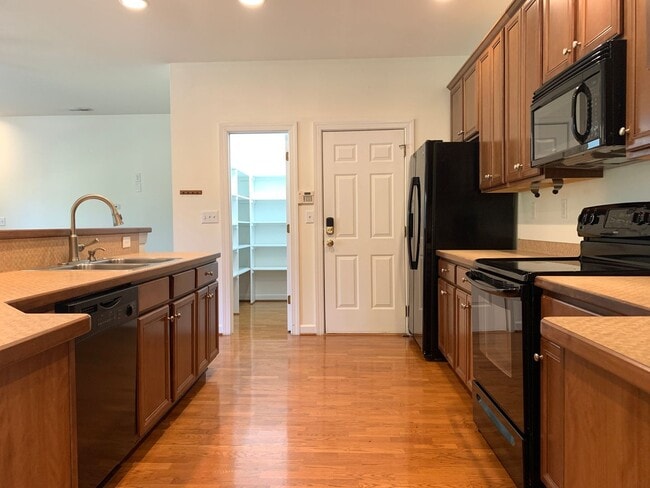 Building Photo - Amazingly Spacious 3 Bed/2.5 Bath Townhous...