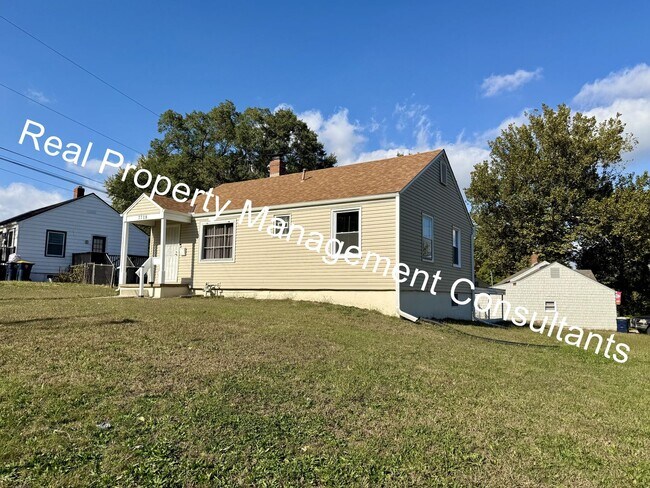 Foto del edificio - Charming 3-Bedroom Home with Covered Deck ...