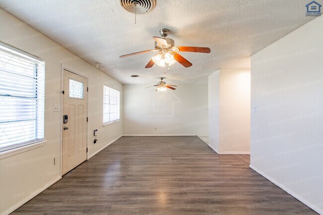 Building Photo - 717 SW Ranch Oak Blvd