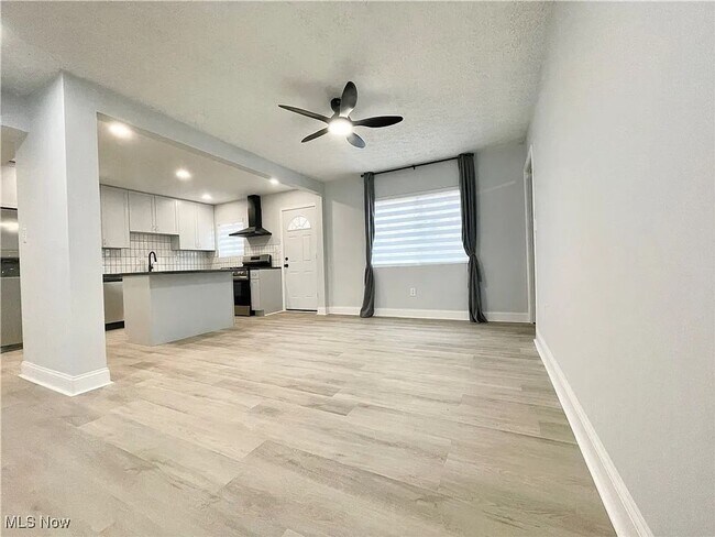 Foto del edificio - Charming Euclid Home in Quiet Residential Neighborhood