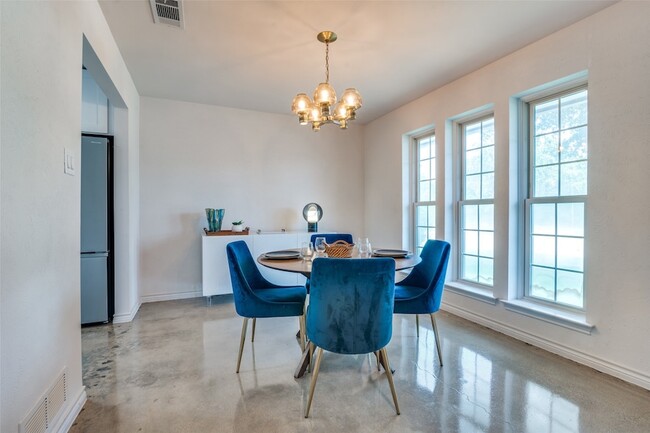 Building Photo - 2013 S Lakeshore Dr