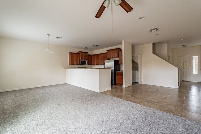 Foto del edificio - Large 3 bedroom 3 bathroom townhomes