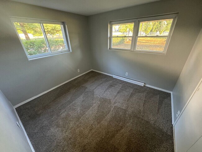 Building Photo - 2 bedroom Duplex