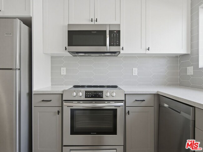 Foto del edificio - 6350 Willoughby Ave